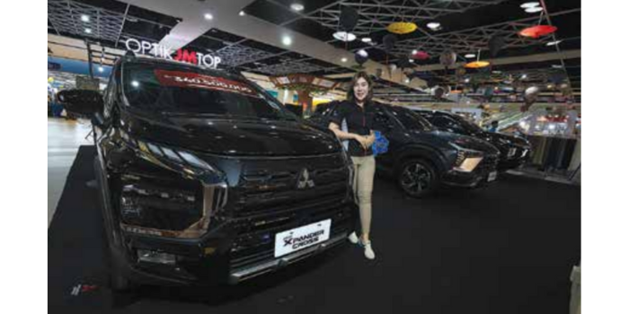 DONGKRAK PENJUALAN: Sales salah satu diler mobil menunjukkan unit terbaru kemarin siang (Darmono / Radar Malang).