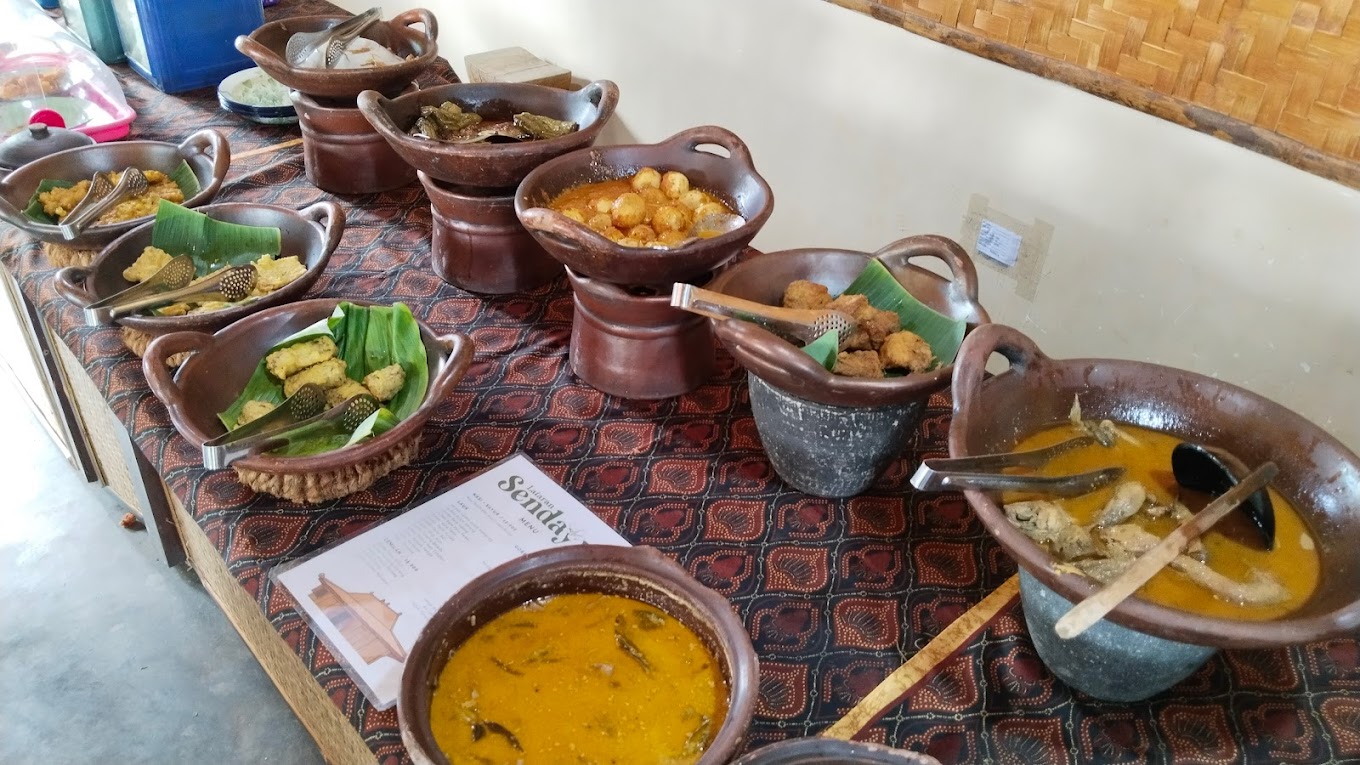 Menu yang beragam di Lataran Sendayu (Istu Pardikajayadi).