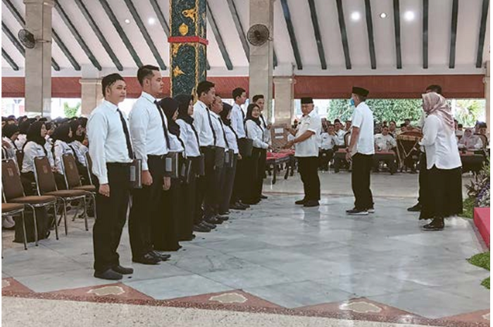 TUNGGU PENGANGKATAN: Para peserta yang lolos seleksi calon PPPK menerima SK di Pendapa agung Kabupaten Malang. (INDAH MEI YUNITA/RADAR KANJURUHAN)