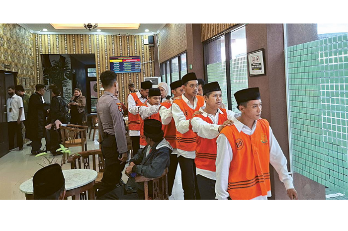 HARUS BERTANGGUNG JAWAB: Enam pesilat yang terlibat aksi pengeroyokan berujung maut menjalani sidang di Pengadilan Negeri (PN) Kepanjen kemarin (10/3). (BIYAN MUDZAKY HANINDITO / RADAR KANJURUHAN)