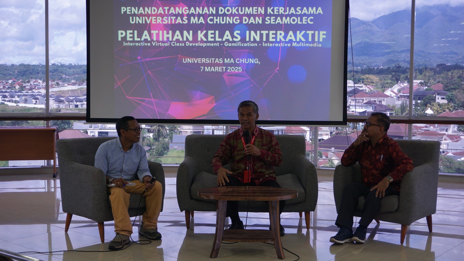 INTERAKTIF: "Rektor Universitas Ma Chung, Prof. Dr. Ir. Stefanus Yufra M. Taneo, MS., M.Sc. (kanan), dan Direktur SEAMOLEC, Dr. Wahyudi (tengah), dalam talkshow Workshop Interactive Virtual Class di U