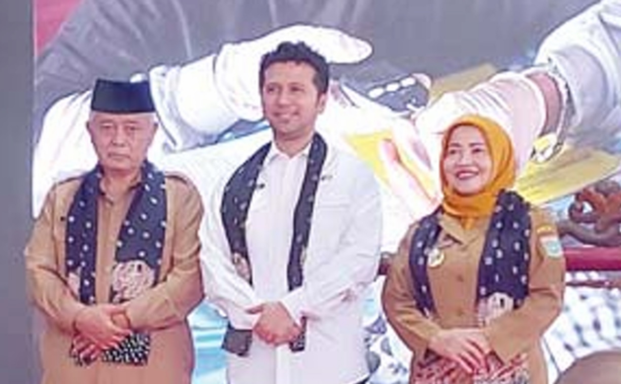 PELAYANAN KESEHATAN: Wakil Gubernur Jatim Emil Elestianto Dardak (tengah) diapit Bupati Malang H M. Sanusi (kiri) dan Wakil Bupati Malang Lathifah Shohib kemarin.
