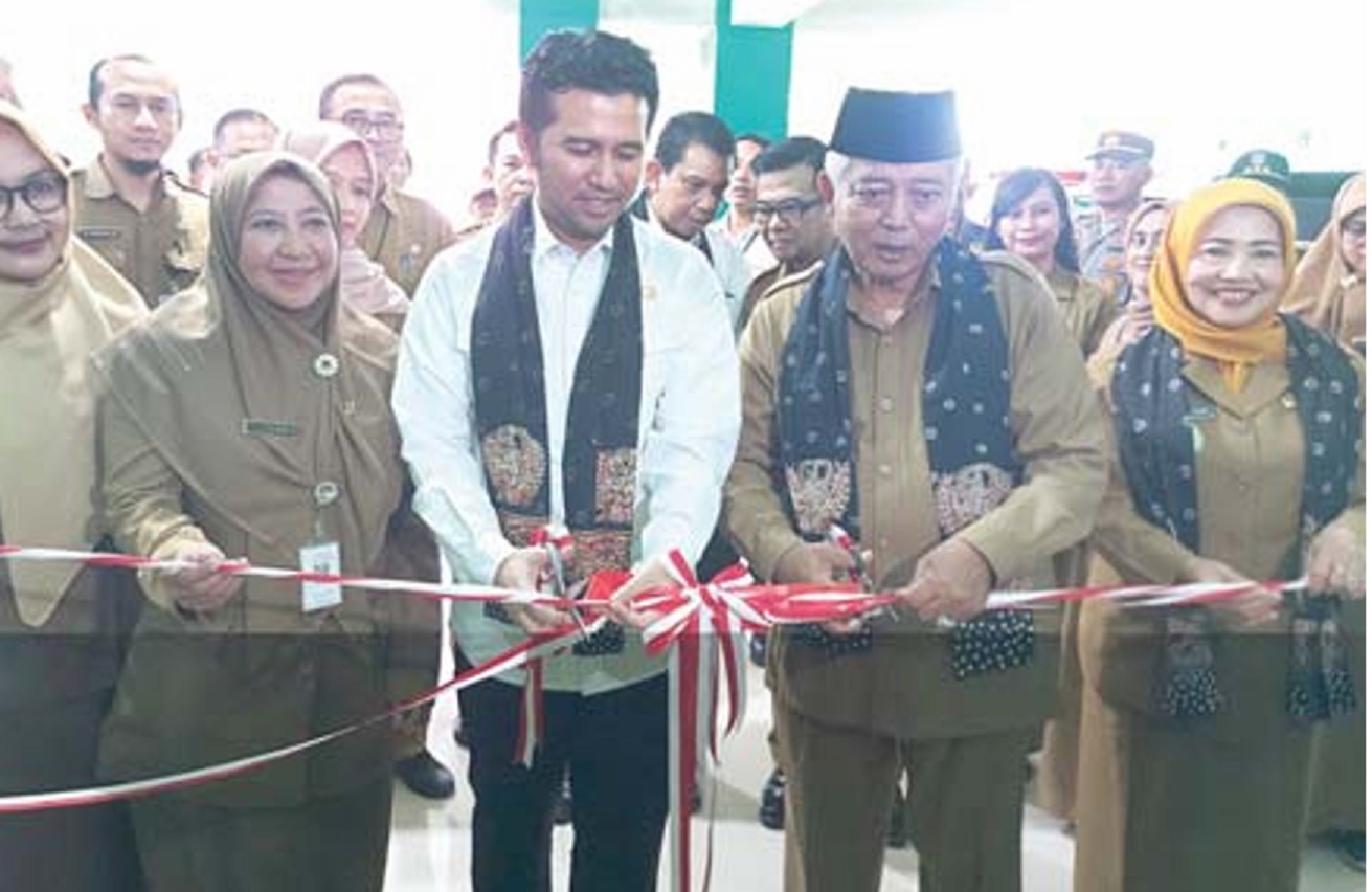 SIMBOLIS: Bupati Malang H M. Sanusi bersama Wakil Gubernur Jatim Emil Elestianto Dardak memotong pita sebagai tanda diresmikannya RUSD Ngantang kemarin.