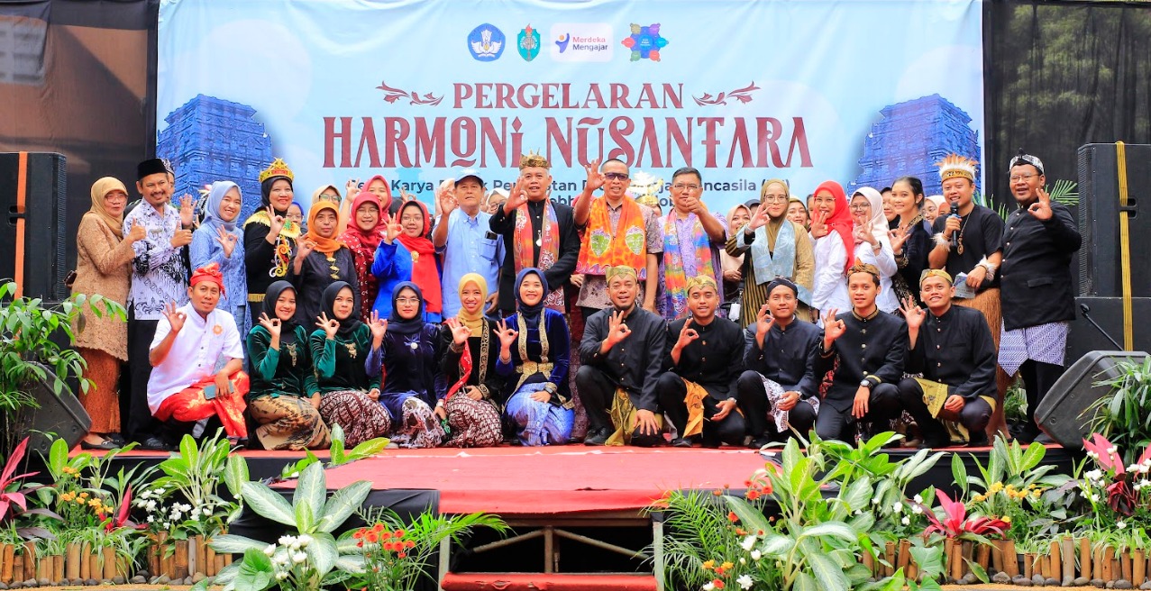 KOMPAK : Foto bersama Plt. Kepala Sekolah Teguh Edy Purwanta SPd (tengah) bersama para tamu undangan dan seluruh guru di acara Pergelaran Harmoni Nusantara SMPN 3 Malang.