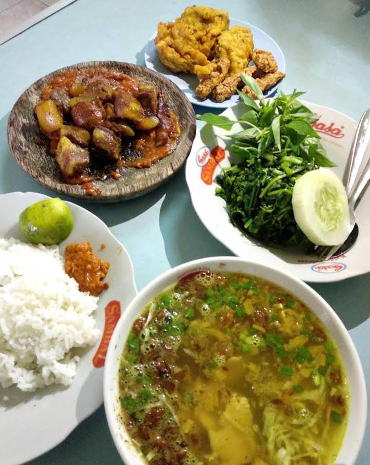 Beberapa menu dari Warung Madangkara yang menggugah selera. (Benny Thama)