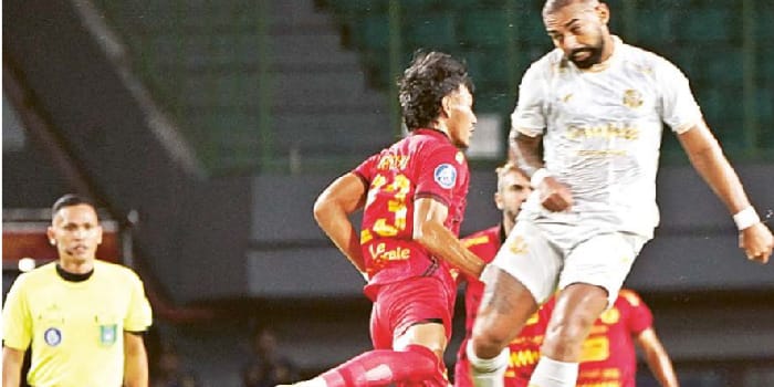 CAPAIAN POSITIF: Dalberto Luan Belo (kanan, melompat) berusaha menjangkau umpan lambung rekannya dalam laga BRI Liga 1 pekan ke-26, Minggu lalu (9/3)