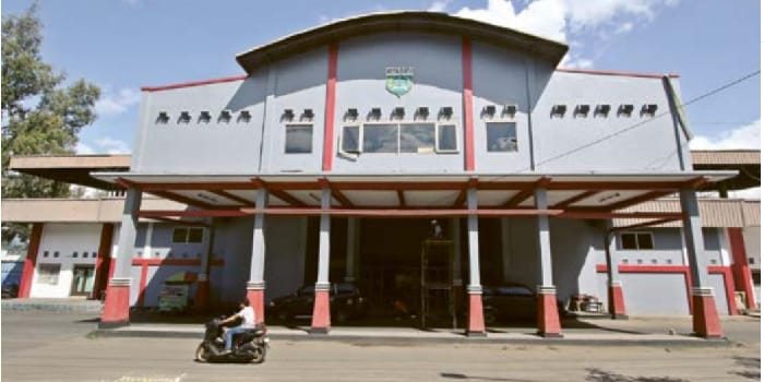 PUNYA PR: Penampakan pintu utama Stadion Gelora Brantas, Kota Batu, kemarin