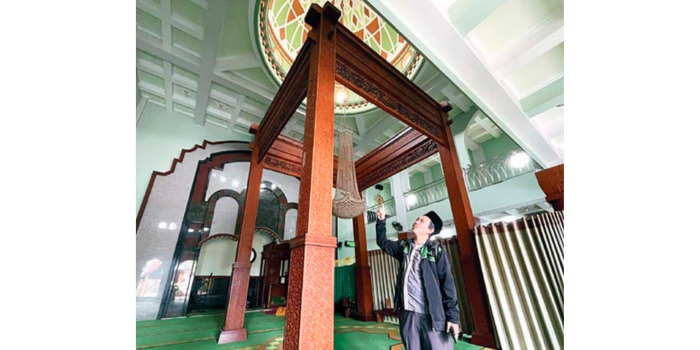 BERSEJARAH: Najib Jauhari, salah satu dzurriyah Mbah Hamimuddin menunjukkan tiang penyangga di Masjid At Thohiriyah.