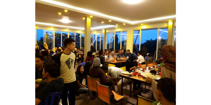 Suasana ramai makan bersama keluarga. (Google: Warung Ayam Bakar Lientang)