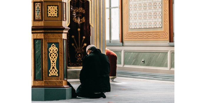 Ilustrasi seorang pria sedang memohon ampun di dalam masjid. (Pexels)