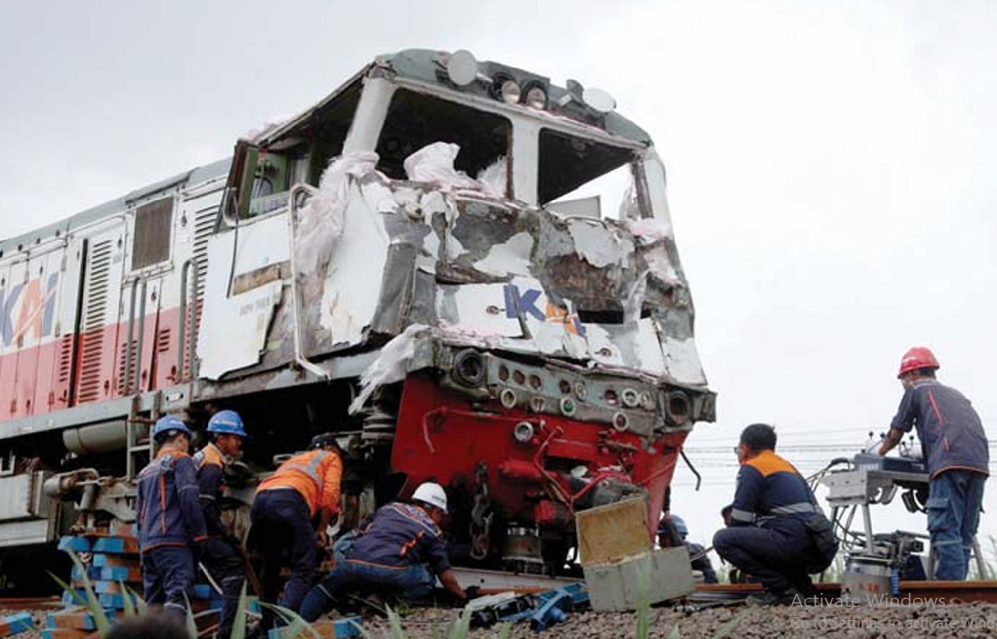 UBAH JALUR: Kereta Api (KA) Kertanegara yang terlibat kecelakaan di Kecamatan Ngadiluwih, &nbsp;Kabupaten Kediri, kemarin (10/3) membuat satu perjalanan KA menuju Malang terganggu.