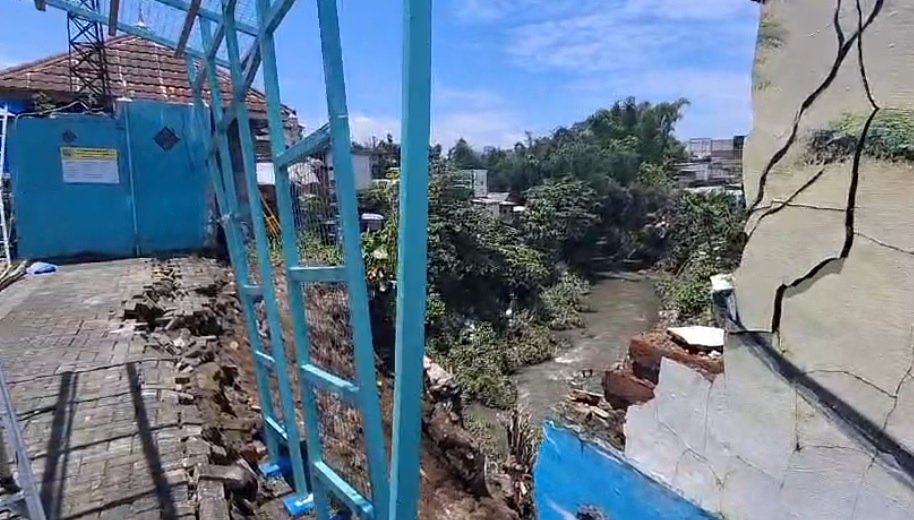 BAHAYA: Kondisi longsor di Kelurahan/Kecamatan Sukun, Kota Malang pagi ini.