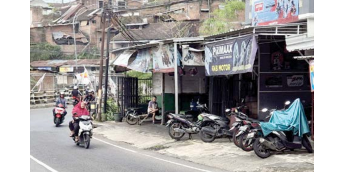 DIDALAMI POLISI: Lokasi pembegalan di Jalan Bandulan Nomor 22, Kecamatan Sukun berada di depan bengkel motor (AKHMAD RIYADH / RADAR MALANG).