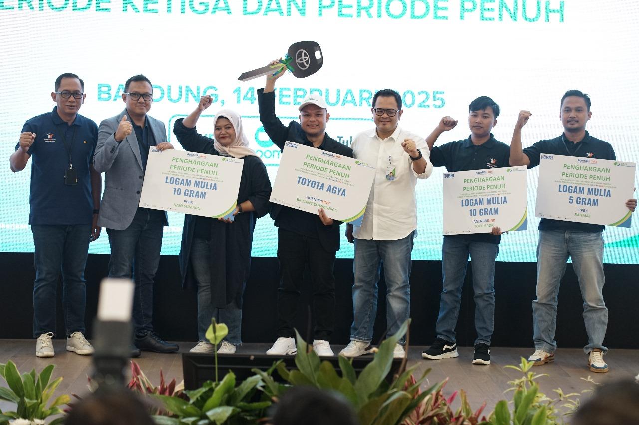BRI bersama-sama dengan BPJS Ketenagakerjaan memberikan penghargaan kepada AgenBRILink terbaik yang berperan aktif dalam memperluas akses perlindungan sosial bagi pekerja informal.