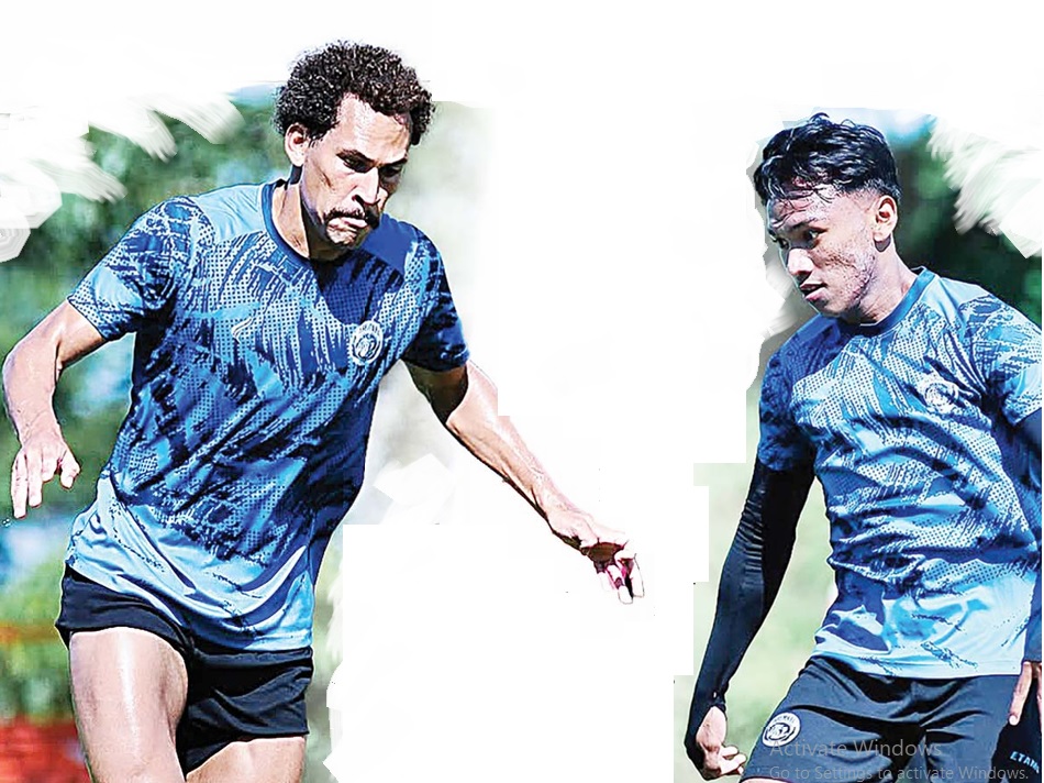 CHEMISTRY KUAT: Arkhan Fikri dan Pablo Oliveira bertekad menjaga konsistensi dengan terus bekerja keras di lini tengah Arema FC.