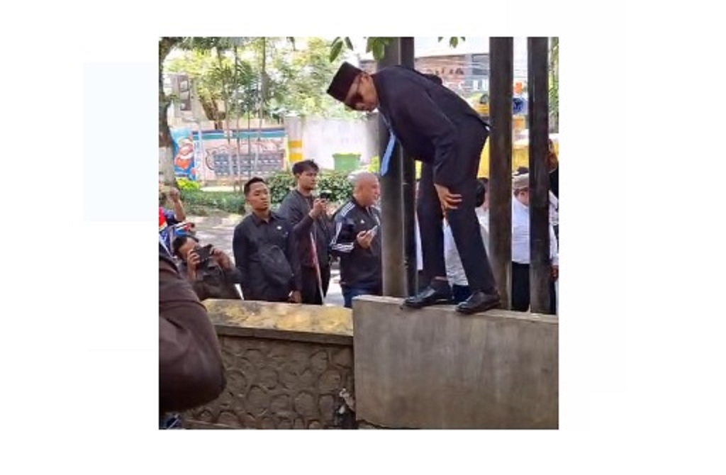 PANJAT DINDING: Wali Kota Malang Wahyu Hidayat saat mengecek langsung kondisi drainase di Jalan Soekarno-Hatta, siang tadi 12 Maret.
