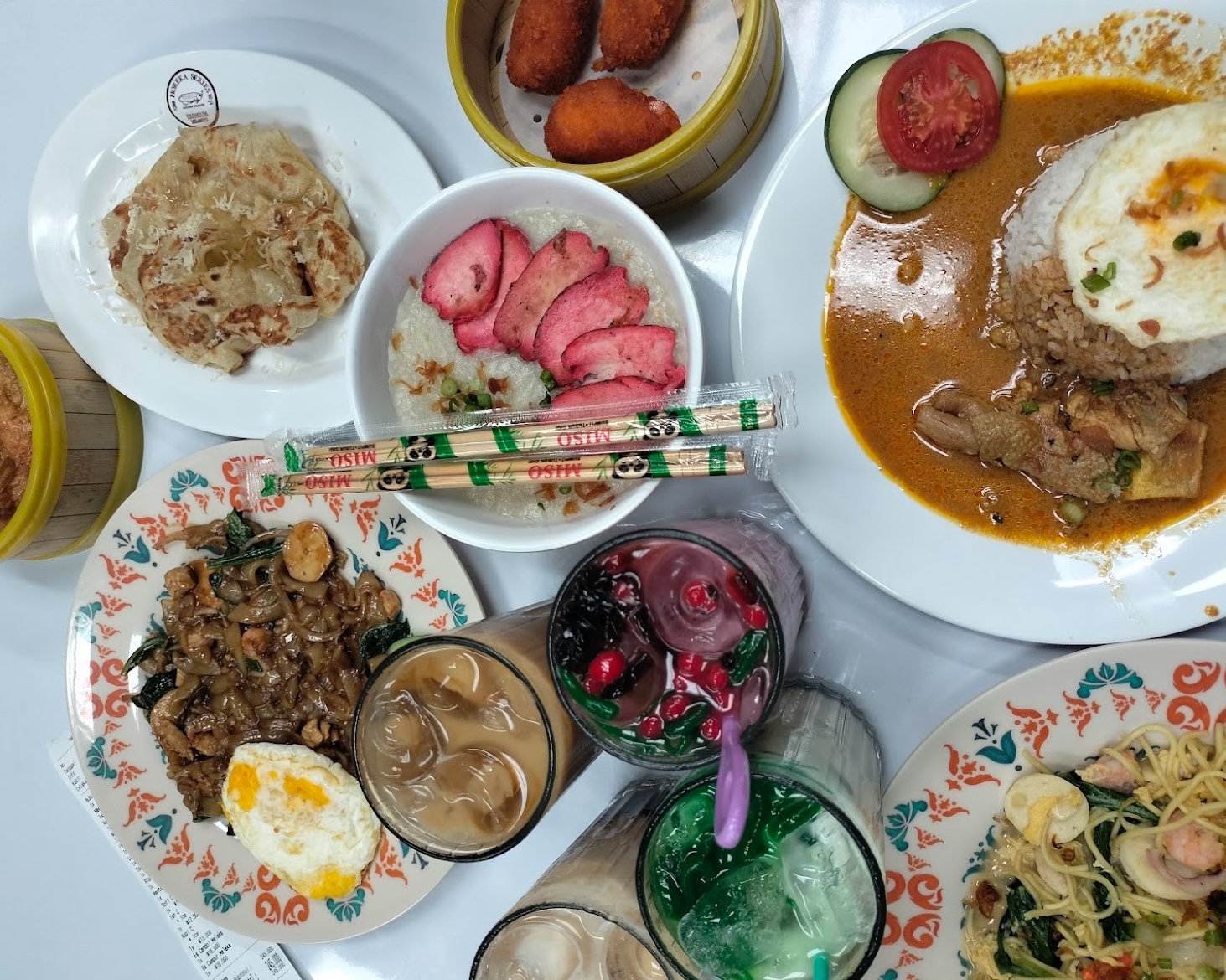 Tersedia menu enak lainnya di Taka Kopitiam (Dewi Nazilatul).