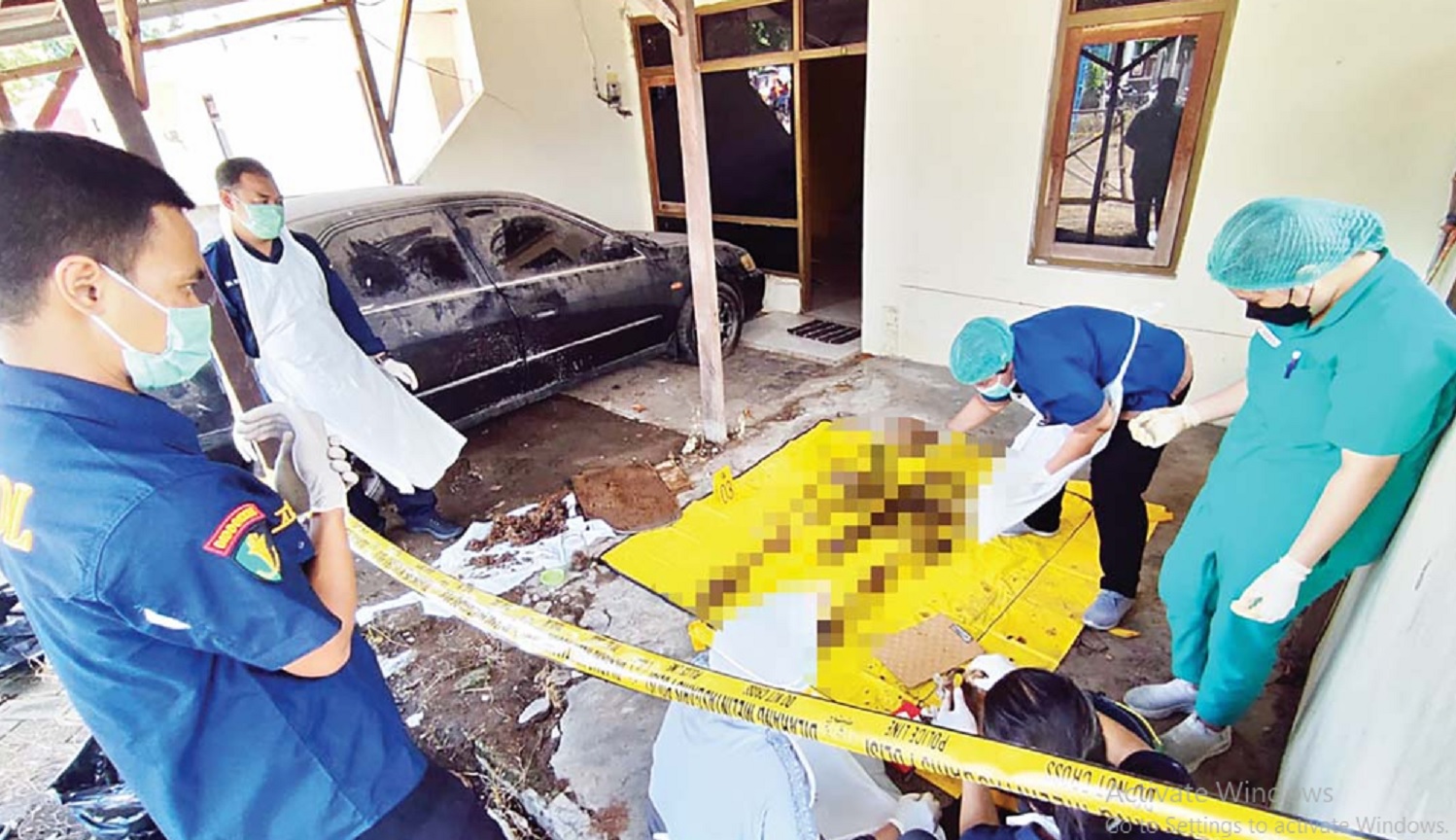 EVAKUASI: Tim Biddokkes Polda Jatim mengidentifikasi kerangka manusia yang berada di dalam mobil kemarin (11/3) pagi.