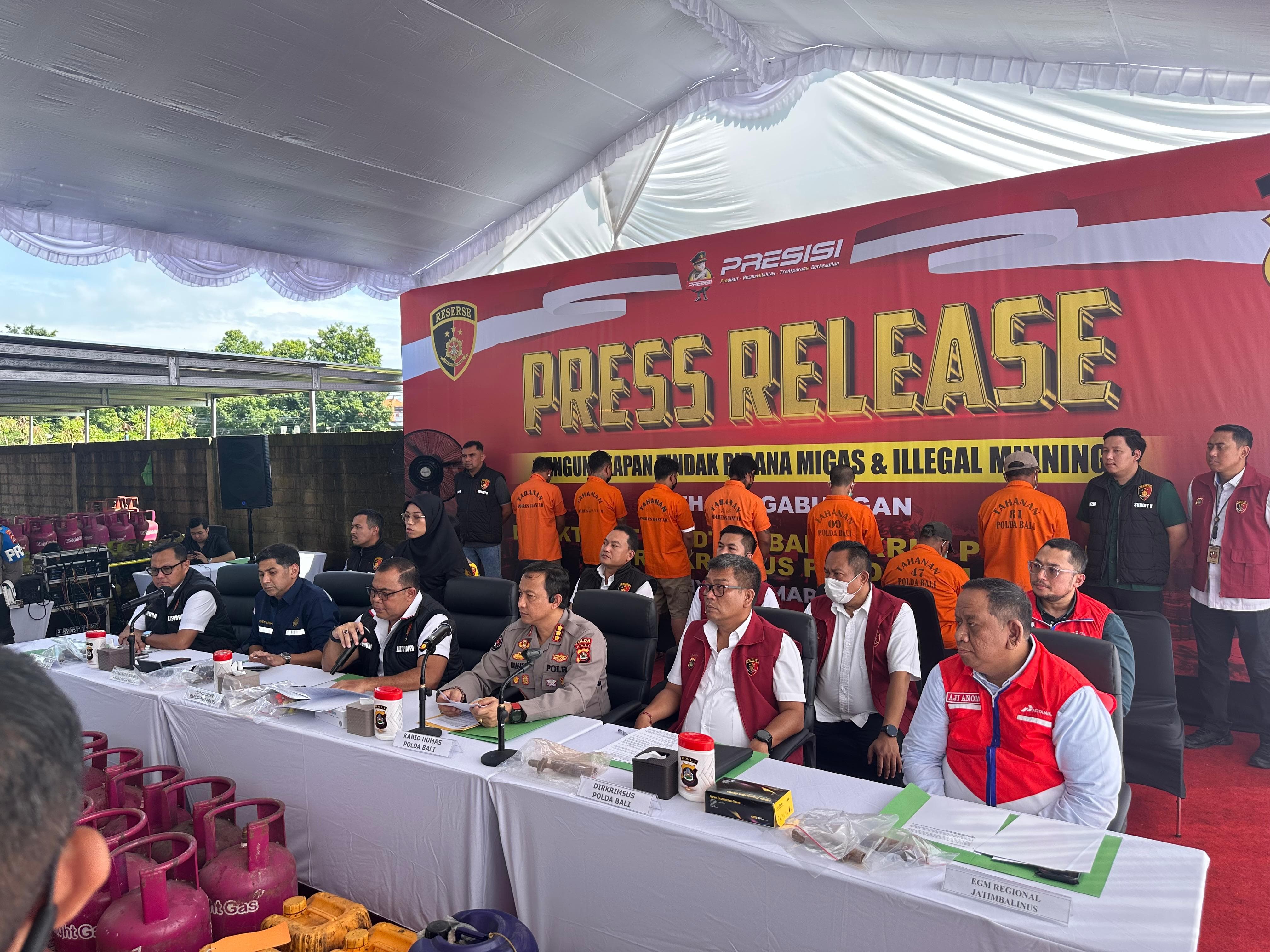 TEGAKKAN ATURAN: Sejumlah tersangka yang berhasil diamankan di Bali.