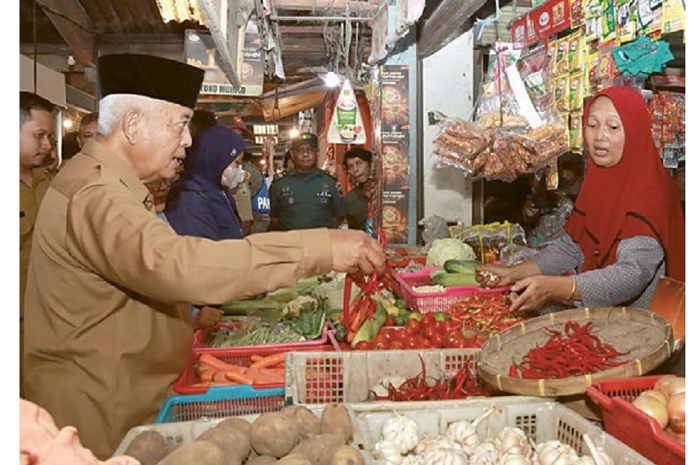 PANTAU HARGA: Bupati Malang berkomunikasi dengan sejumlah pedagang di Pasar Kepanjen kemarin. (PROKOPIM FOR RADAR MALANG)
