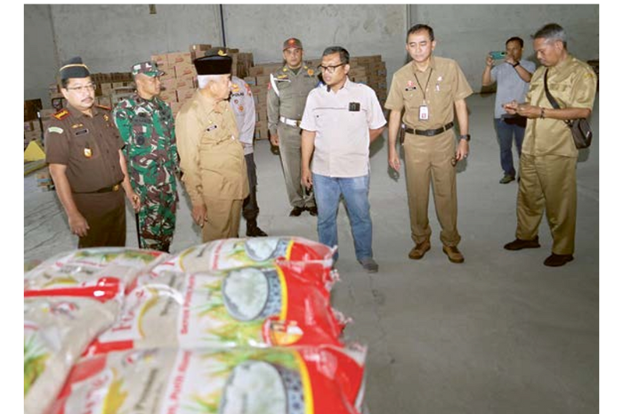 STOK AMAN: Bupati Malang H M. Sanusi memeriksa persediaan beras di gudang Bulog, Pakisaji kemarin (11/3). (PROKOPIM FOR RADAR MALANG)