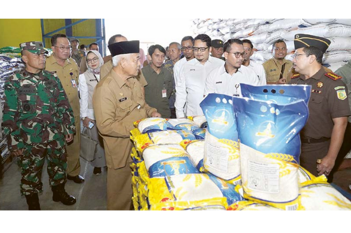 SIDAK: Bupati Malang H M. Sanusi bersama rombongan meninjau beras dan bahan pokok penting (bapokting) lainnya untuk memastikan harga stabil jelang lebaran. (PROKOPIM FOR RADAR MALANG)