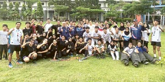 JAGA IDENTITAS: Atlet Hockey Kota Malang menuntaskan sesi latihan rutin di lapangan SMAN 5 Kota Malang, pekan lalu.