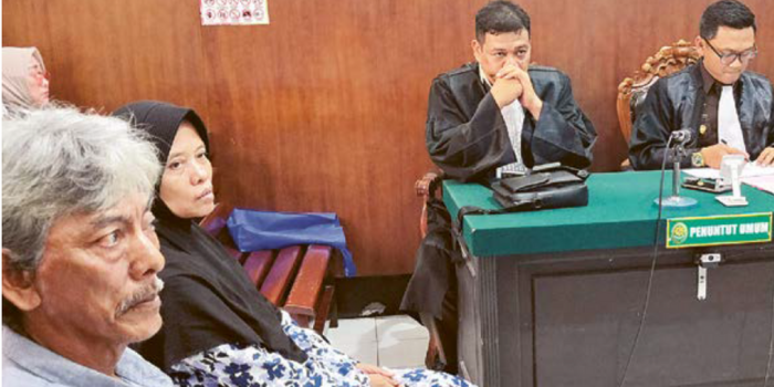 SUAMI ISTRI: Sugeng Handoyo (kiri) dan Siti Mualiyah disidang di Pengadilan Negeri Surabaya. Keduanya didakwa menempati rumah milik Victor tanpa izin.