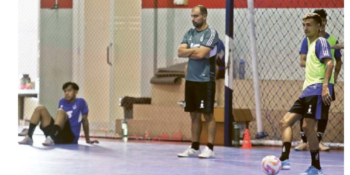 PERKUAT FONDASI: Pelatih Unggul FC Malang Joao Almeida memantau tim dalam sesi latihan di Unggul Sport Center, beberapa waktu lalu. Dia berniat mendatangkan pemain sesuai kebutuhan tim.