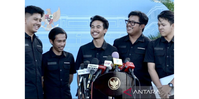 Lima anggota Pandawara Group, yaitu Agung Permana, Gilang Rahma, Muhammad Ihsan Kamil, Rafla Pasya, dan Rifki Sa&rsquo;dulah jumpa pers di kompleks Istana Kepresidenan RI, Jakarta, Selasa (11/3). (ANTARA)