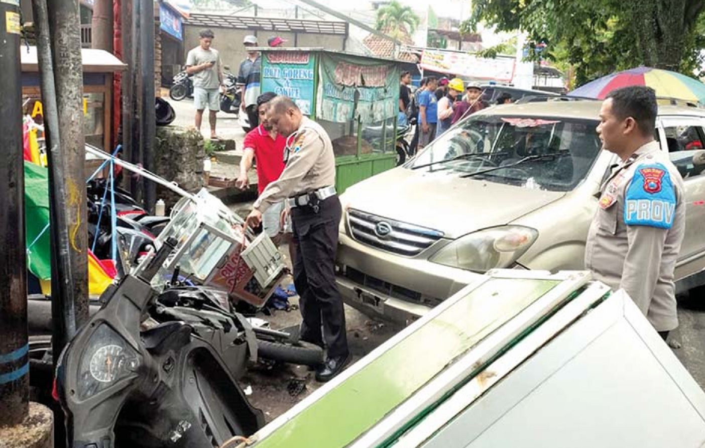 TKP: Polisi turun untuk mengamankan lokasi kecelakaan yang melibatkan Daihatsu Xenia yang dikemudikan Bowo Cahyono di Jalan Raya Tlogomas, siang, 11 Maret.