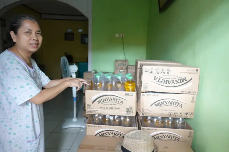 Heti, seorang pengusaha katering yang menunjukan stok MinyaKIta yang ia miliki, Matraman, Jakarta. (Hilman Handoni/bbc.com)