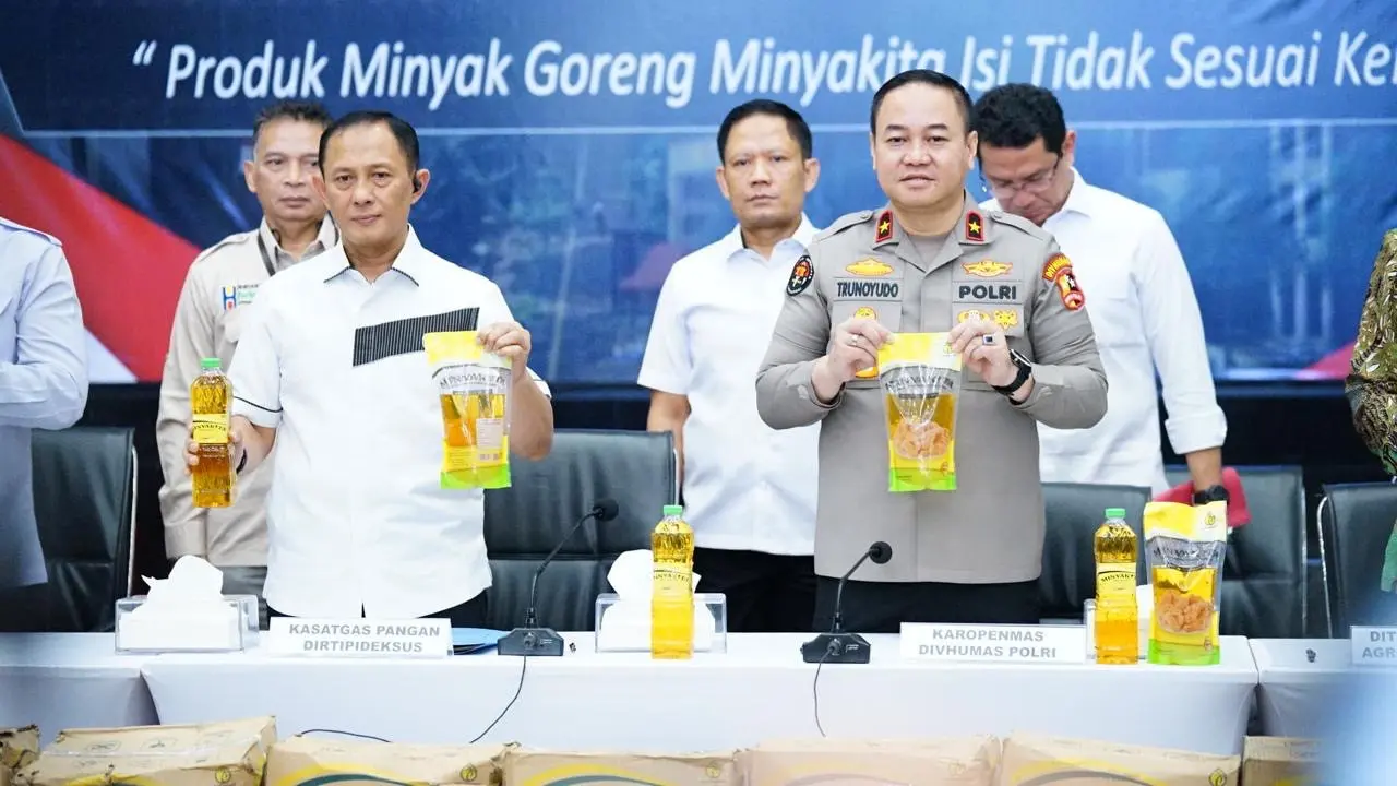 Bareskrim Polri menetapkan satu tersangka terkait kasus temuan MinyaKita bodong, yang tidak sesuai dengan takaran 1 liter dan pemalsuan label. (liputan6.com)