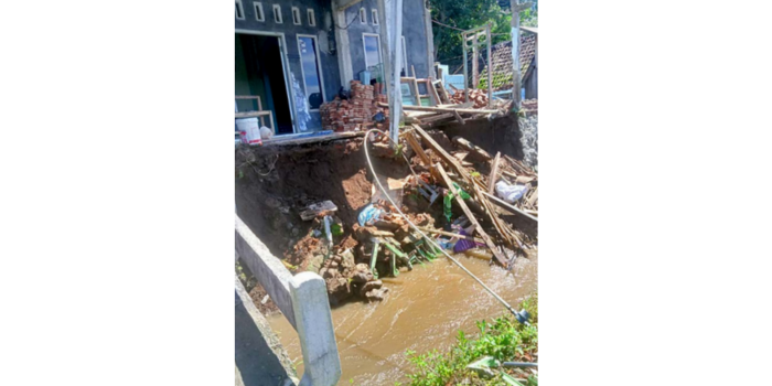 TERKIKIS: Material yang berasal dari tembok penahan tanah dan teras rumah Mulyadi jatuh ke sungai di Dusun Sukoanyar, Desa Mulyorejo (11/3) (BPBD KABUPATEN MALANG FOR RADAR KANJURUHAN).