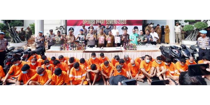 TERTIBKAN KOTA: Wali Kota Malang Wahyu Hidayat (tengah) memaparkan hasil Operasi Pekat Semeru 2025 di halaman Balai Kota Malang kemarin (11/3) (DARMONO/RADAR MALANG).
