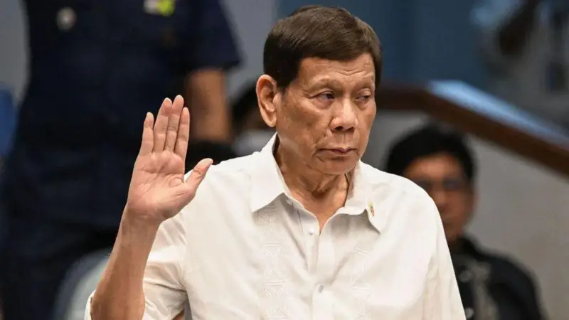 Rodrigo Duterte ditahan oleh Mahkamah Agung Pidana Internasional terkait kebijakan "perang melawan narkoba" selama pemerintahannya. (BBC)