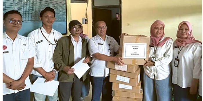 BAYAR PAJAK: Tim dari Bapenda Kabupaten Malang menyerahkan kardus berisi Surat Pembayaran Pajak Terutang (SPPT) di Kantor Kecamatan Pujon kemarin (12/3).
