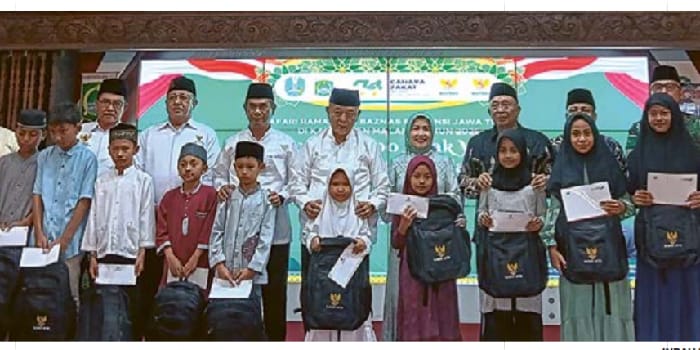 BERJIWA SOSIAL: Bupati Malang H M. Sanusi didampingi Ketua Baznas Kabupaten Malang Khoirul Hafidz Fanani bersama para anak yatim di Pendapa Agung Kabupaten Malang kemarin (12/3).