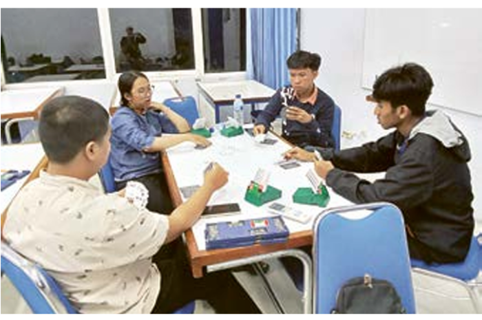 PERBAIKI KEKURANGAN: Atlet Bridge Kota Malang menggelar latihan rutin di Politeknik Negeri Malang pekan lalu. (BRIDGE KOTA MALANG FROM RADAR MALANG)