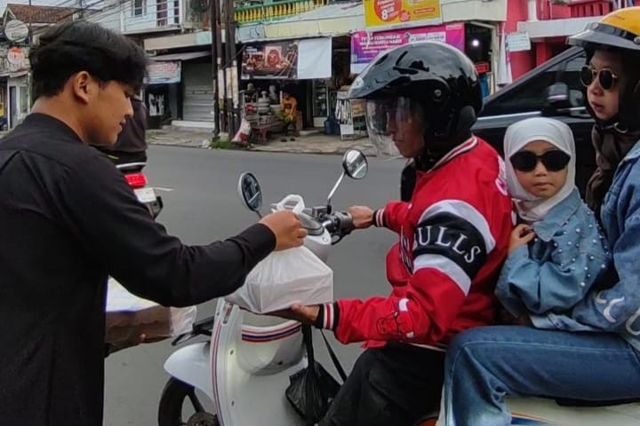 PENUH BERKAH: Bulan Ramadan dimanfaatkan guru dan siswa MA Muhammadiyah 1 Kota Malang untuk berbagi dengan masyarakat.
