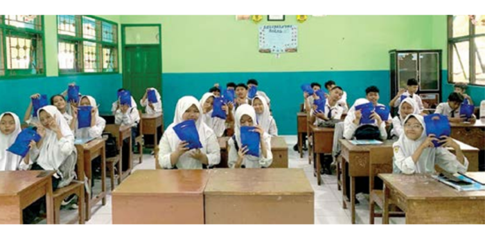 TETAP JALAN: Siswa-siswi SMPN 25 Kota Malang menerima distribusi MBG dari SPPG Bahrul Maghfiroh, beberapa hari lalu. (SPPG BAHRUL MAGHFIROH FOR RADAR MALANG)