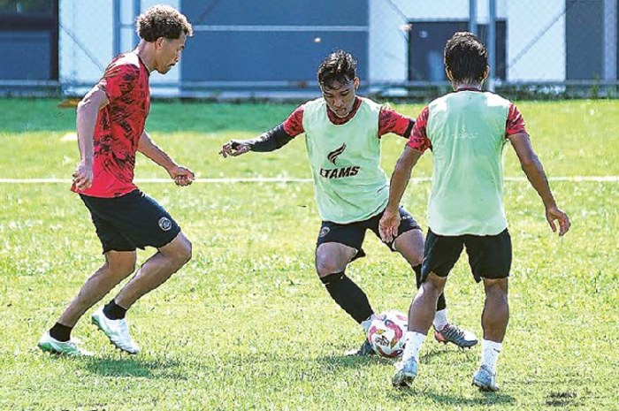 BERPELUANG ABSEN: Arkhan Fikri (tengah) berusaha melewati Pablo Oliveira dalam sesi latihan di Lapangan Universitas Brawijaya, akhir Februari lalu. (MO AREMA FC FOR RADAR MALANG)