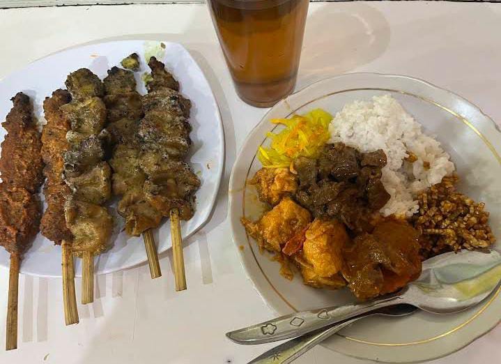 Lezatnya makanan khas Jawa dari Warung Lama Haji Ridwan. (Rbw Dinata)