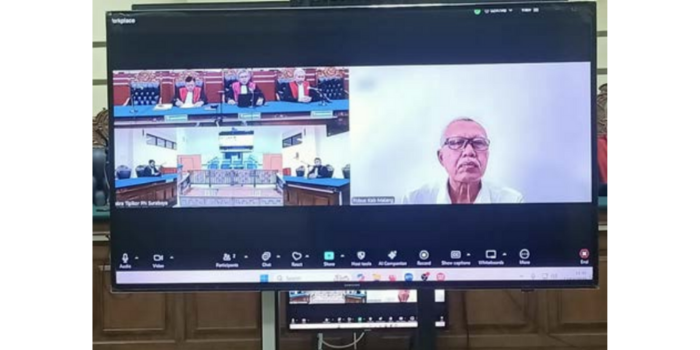 JILID EMPAT: Badru Zyaman mengikuti secara daring sidang pembacaan putusan kasus kredit fiktif di PN Tipikor Surabaya kemarin (KEJARI KABUPATEN MALANG FOR RADAR MALANG).