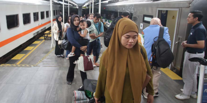 MENDEKATI ARUS MUDIK: Para penumpang turun dari deretan gerbong kereta api di Stasiun Malang kemarin (12/3) (Satria Cahyono / Radar Malang).