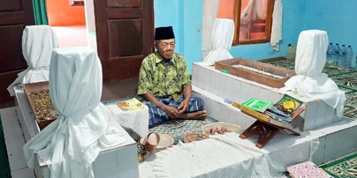 JUJUKAN PEZIARAH: Suratin menjadi juru kunci di area makam Kyai Radiman. Pria berusia 85 tahun itu adalah cucu dari Ki Banturono, salah satu putra Kyai Radiman (BIYAN MUDZAKY HANINDITO/RADAR MALANG).