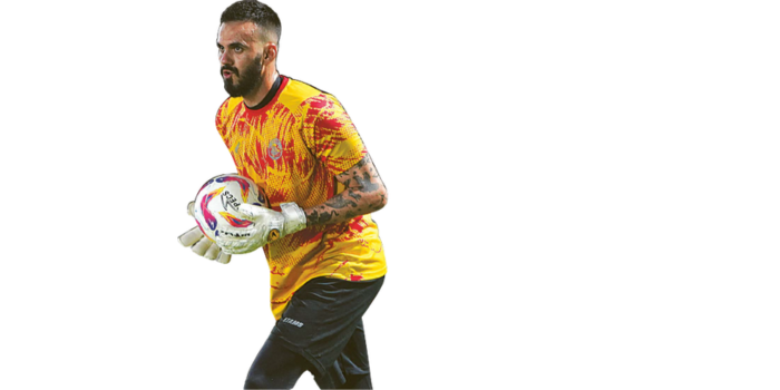PERFORMA MENINGKAT: Lucas Frigeri menangkap bola dalam sesi latihan malam bersama Arema FC, pekan lalu.