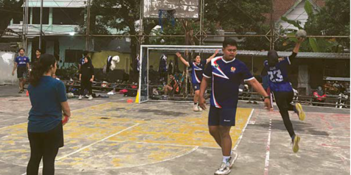 SULIT MAKSIMAL: Atlet Bola Tangan Kota Malang menjalani latihan teknik di Lapangan Futsal Universitas Insan Budi Utomo, Kota Malang, kemarin.