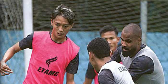 HARUS FOKUS: Achmad Maulana Syarif (kiri) berusaha lepas dari penjagaan Thales Lira dan Iksan Lestaluhu dalam sesi latihan di ARG Soccer Field, Selasa (11/3).