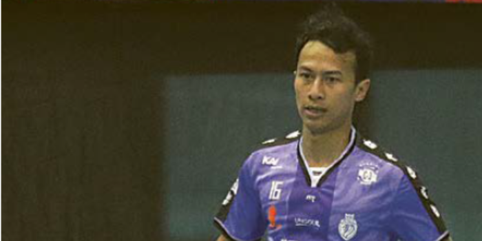 JAGA KONDISI: Guntur Sulistyo mengontrol bola dalam laga Pro Futsal League seri Malang, Januari lalu.